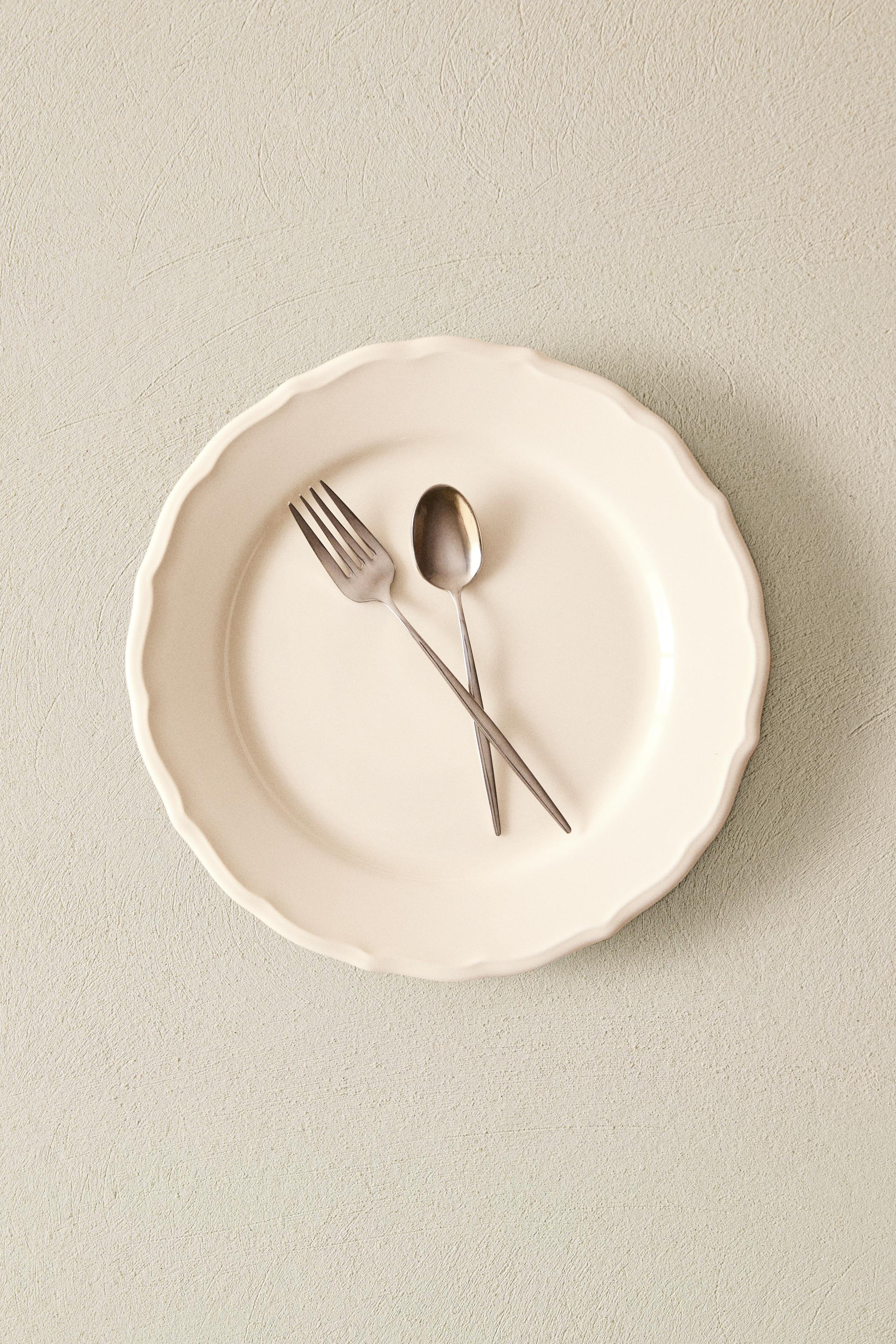 EARTHENWARE DESSERT PLATE WITH RAISED RIM